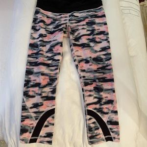 Lululemon camo cropped leggings